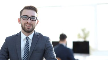 Ofisin arka planında başarılı bir işadamı