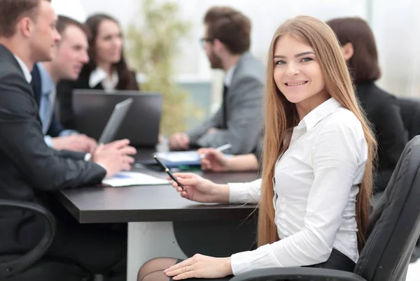 Joven mujer de negocios en el cargo — Foto de Stock