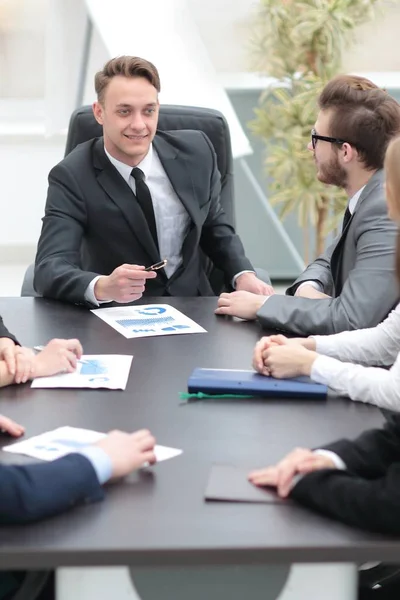 Hombre de negocios en una reunión con los empleados — Foto de Stock