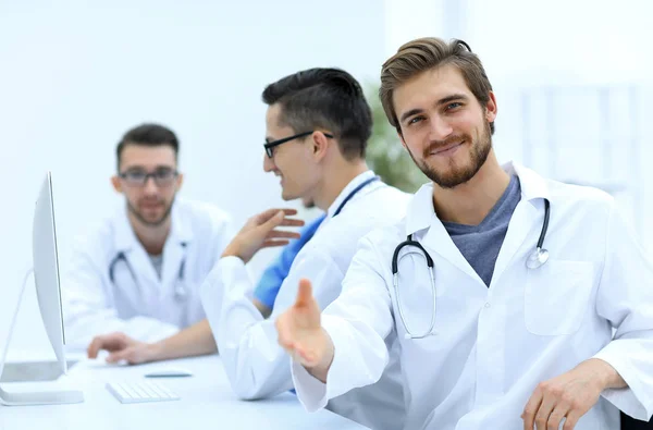 Bello maturo maschio medico sorridente per il fotocamera — Foto Stock