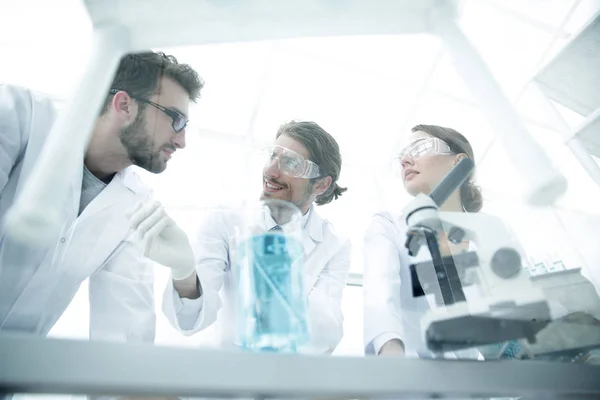 Grupo de científicos trabajando en un experimento en el laboratorio — Foto de Stock