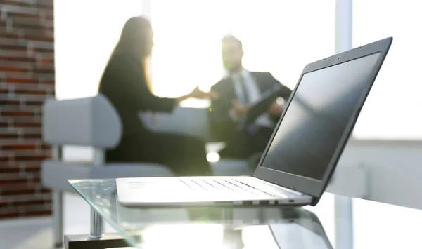 Concentre-se no laptop na mesa. Pessoas desfocadas em segundo plano . — Fotografia de Stock