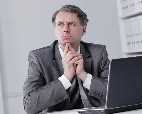 Geschäftsmann sitzt am Schreibtisch im Büro — Stockfoto