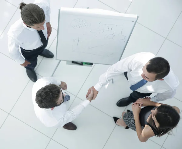 Blick von oben. Hintergrundbild des Handschlags von Geschäftspartnern — Stockfoto