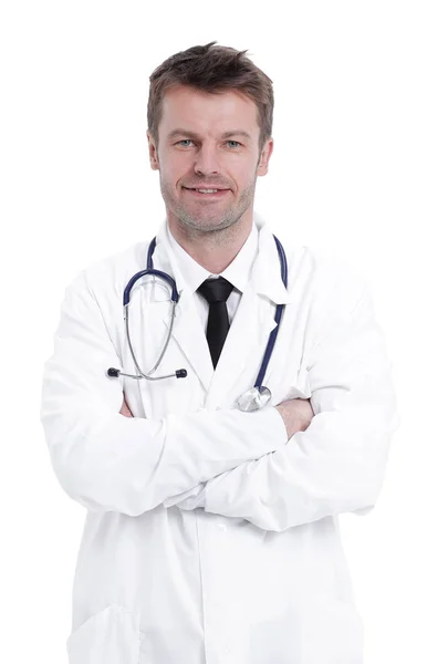 Vacker mogen läkare tittar på kameran stående med korslagda armar — Stockfoto