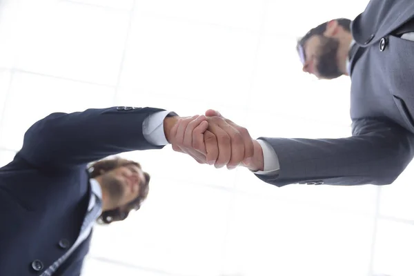 Twee zakenmensen houden elkaars hand vast aan zakelijke samenwerking.. — Stockfoto