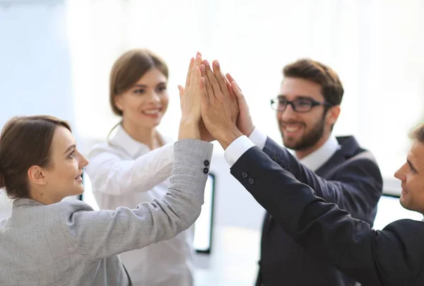 Squadra di business di successo dando a vicenda un batti cinque, in piedi in ufficio — Foto Stock