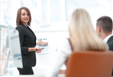 İş kadını, iş ekibiyle bir atölye çalışması yapıyor..