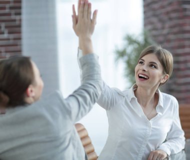 İş ekibinin üyeleri birbirlerine beşlik çakıyor..