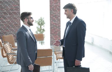 patron ve şirket çalışanı ofiste konuşuyorsun