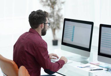 Yöneticisi mali çizelgeleri oturan analiz eder.