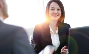 Ofiste masada birlikte çalışan iş adamları