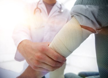 Hastaların klinik elinde üzerine bandaj uygulama ortopedi uzmanı