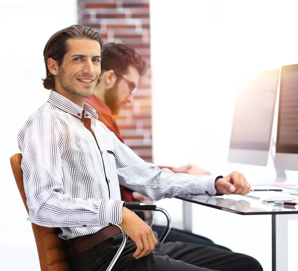 Socios de negocios están trabajando en la computadora — Foto de Stock