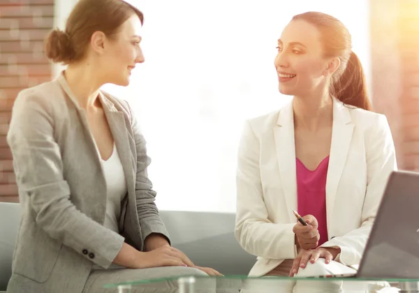 Dos mujeres de negocios discutiendo cooperación en proyectos —  Fotos de Stock