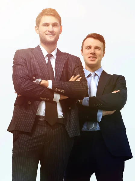 Повне зростання. два бізнес-партнери стоячи, ізольовані на білому тлі . — стокове фото