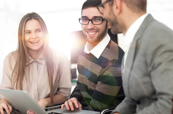 Tres empleados felices trabajando en línea con una tableta — Foto de Stock