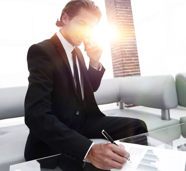 Forretningsmand, der arbejder på sit kontor - Stock-foto