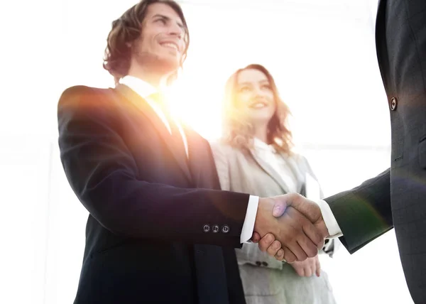 Foto de aperto de mão de dois empresários felizes — Fotografia de Stock