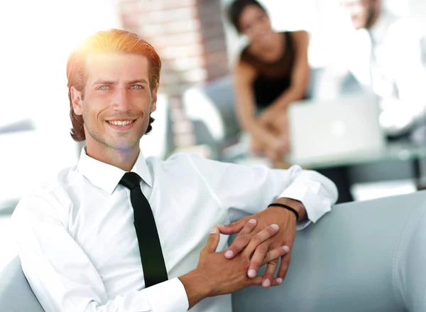 Portrait d'un jeune homme d'affaires sur fond flou bureau — Photo