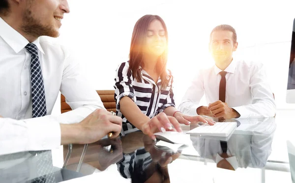 Équipe d'affaires assise au bureau — Photo