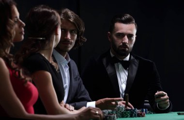 Grup şık insan bir casino oynamak