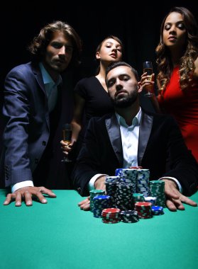 Çekici genç beyaz adam olun bahis casino