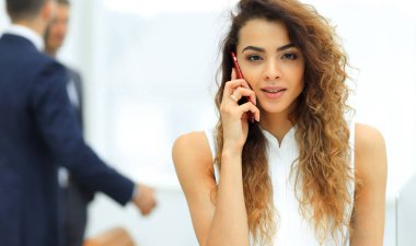 Yakın plan. Akıllı telefonlu bir iş kadını.