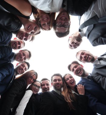 büyük iş takım bir daire oluşturan ve kameraya bakıyor