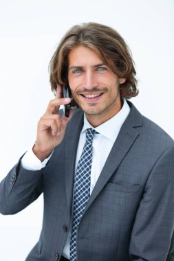 genç adam beyaz zemin üzerinde bir telefon dinleme