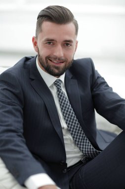 Bir sandalyede oturan başarılı iş adamı.