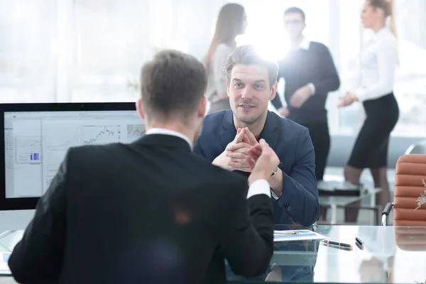 Zwei Männer diskutieren das Wachstum des Unternehmens, während sie die aufsteigende Grafik auf einem Computerbildschirm betrachten — Stockfoto