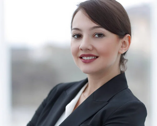 Exitosa joven mujer de negocios en el fondo de la oficina . — Foto de Stock