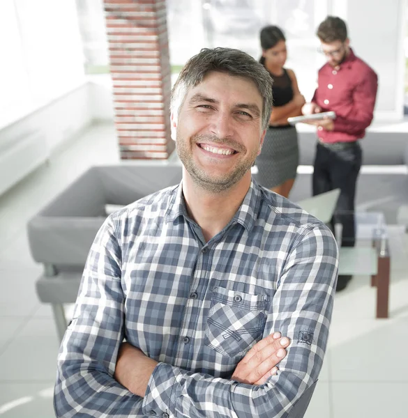 Lächelnder reifer Geschäftsmann im karierten Hemd — Stockfoto