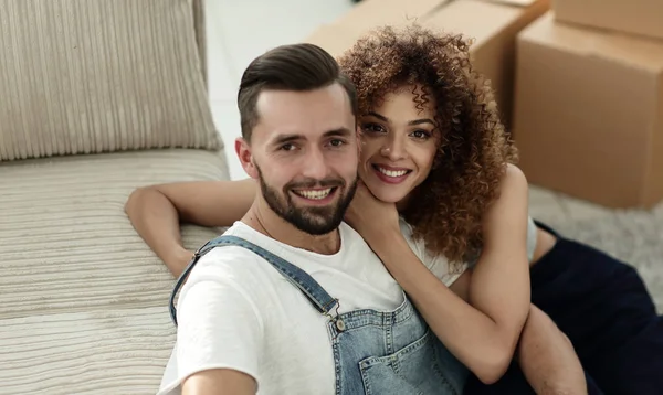 Jovem casal feliz em um novo apartamento . — Fotografia de Stock