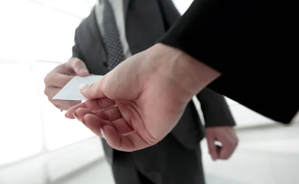 Close-up de dois empresários que trocam cartão de visita — Fotografia de Stock