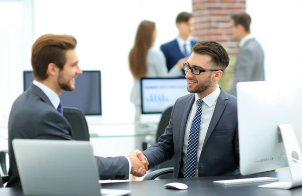 Manager di successo stringendo la mano dopo la chiusura dell'affare in carica — Foto Stock