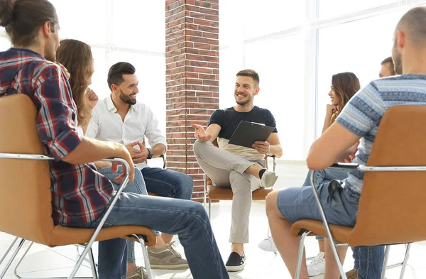 Wirtschaftsteam diskutiert Ideen — Stockfoto