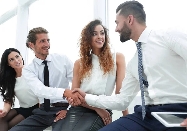 Bienvenido apretón de manos entre dos colegas . — Foto de Stock