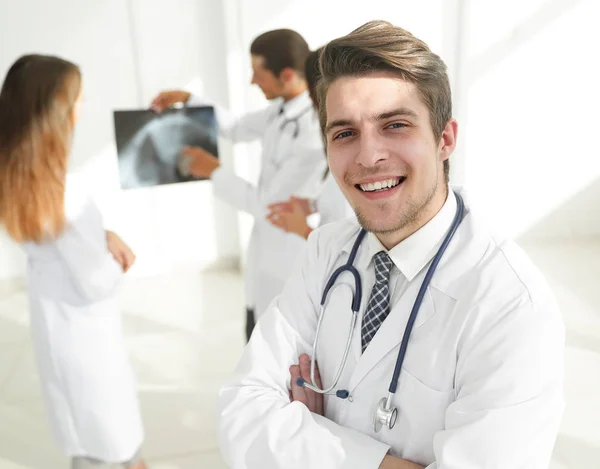 同僚の背景に若い医者 — ストック写真