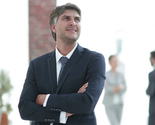 Foto de un atractivo hombre de negocios con los brazos cruzados — Foto de Stock