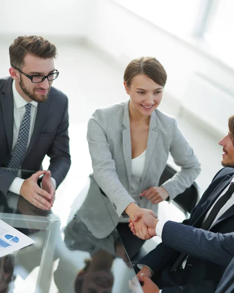 Handshake parceiros de negócios para a sua mesa — Fotografia de Stock