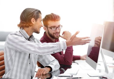 Masa başında oturan iş arkadaşları.