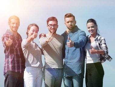 bir grup genç insan başparmak gösterilmesini