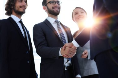 Yatırımcı ile el sıkışan iş lider