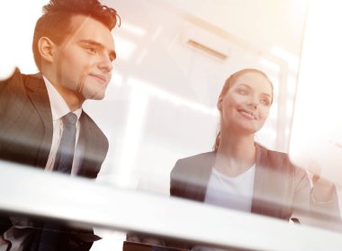 bilgisayar ekranına bakarak iş concept.colleagues