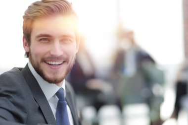 Başarılı iş adamı arka planda kendi personeli ile ayakta