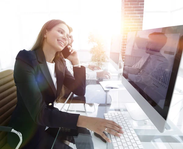 Nahaufnahme einer Geschäftsfrau, die auf dem Smartphone spricht, — Stockfoto