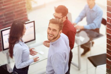 İş adamları modern o toplantıda, bir şey tartışmak