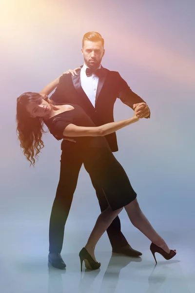 Attraktives junges Paar tanzt im Studio. — Stockfoto